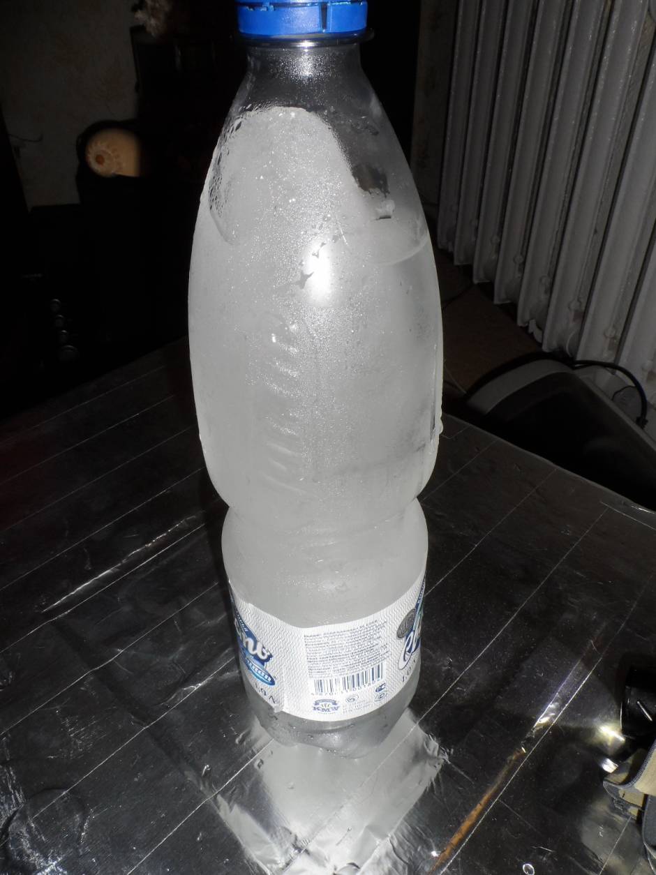 Замороженная вода в бутылке. Заморозка воды в пластиковых бутылках. Замерзшая бутылка. Бутылка во льду.